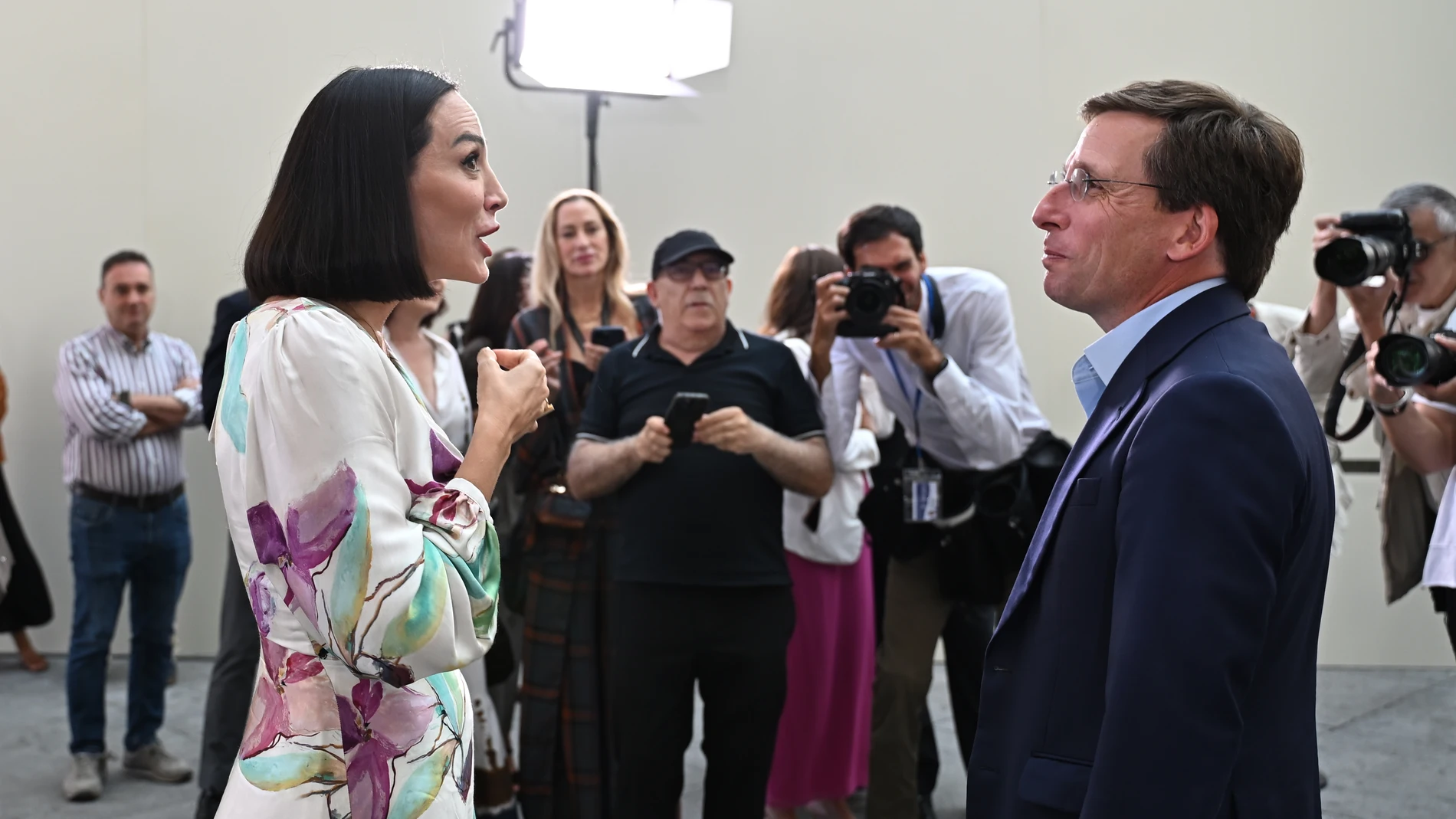 MADRID, 17/09/2025.- Tamara Falcó junto al alcalde de Madrid, José Luis Martínez Almeida, asiste al desfile de la firma Pedro del Hierro en el marco de la Mercedes-Benz Madrid Fashion Week, este miércoles, en la Galería de Cristal Palacio Cibeles, en Madrid. EFE/ FERNANDO VILLAR