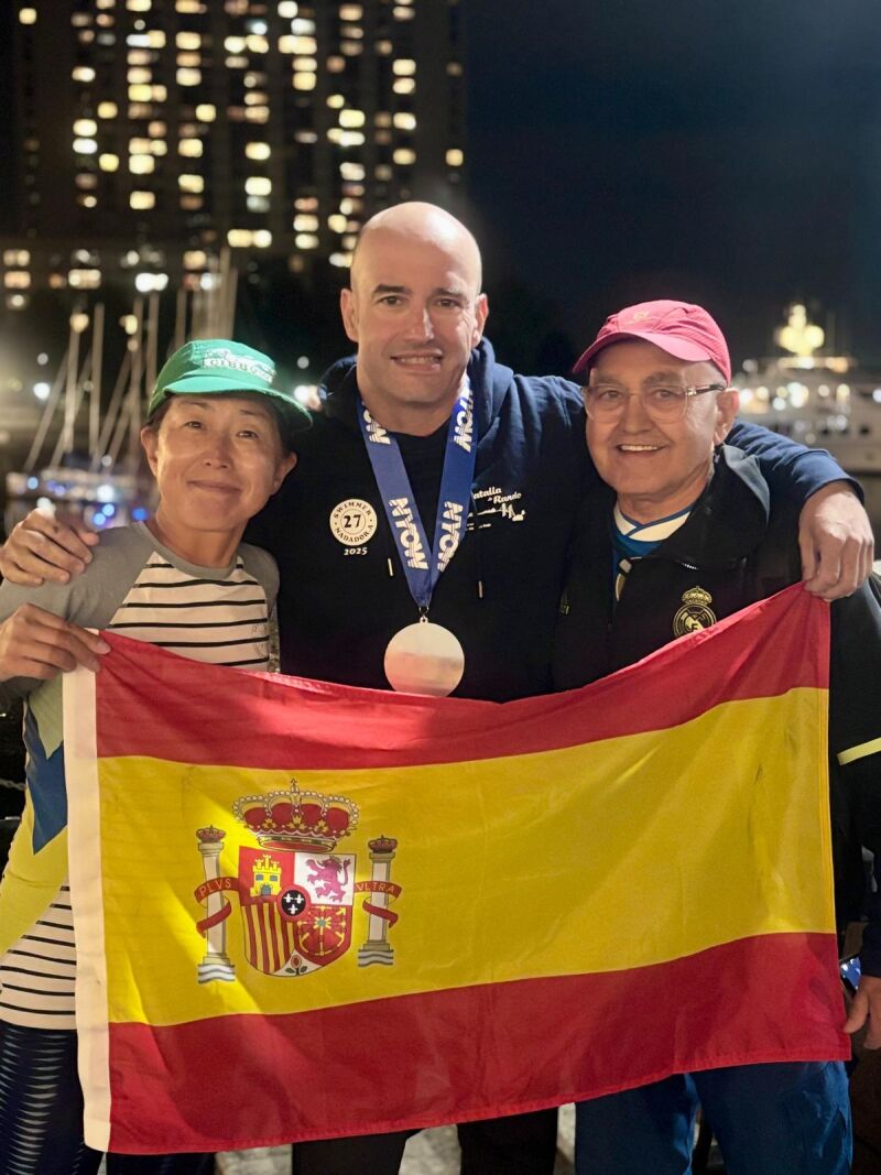 Darío, junto a su padre y la japonesa Eri