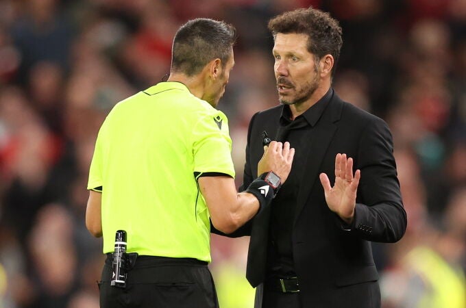 Simeone fue expulsado en la prolongación después del gol de Van Dijk