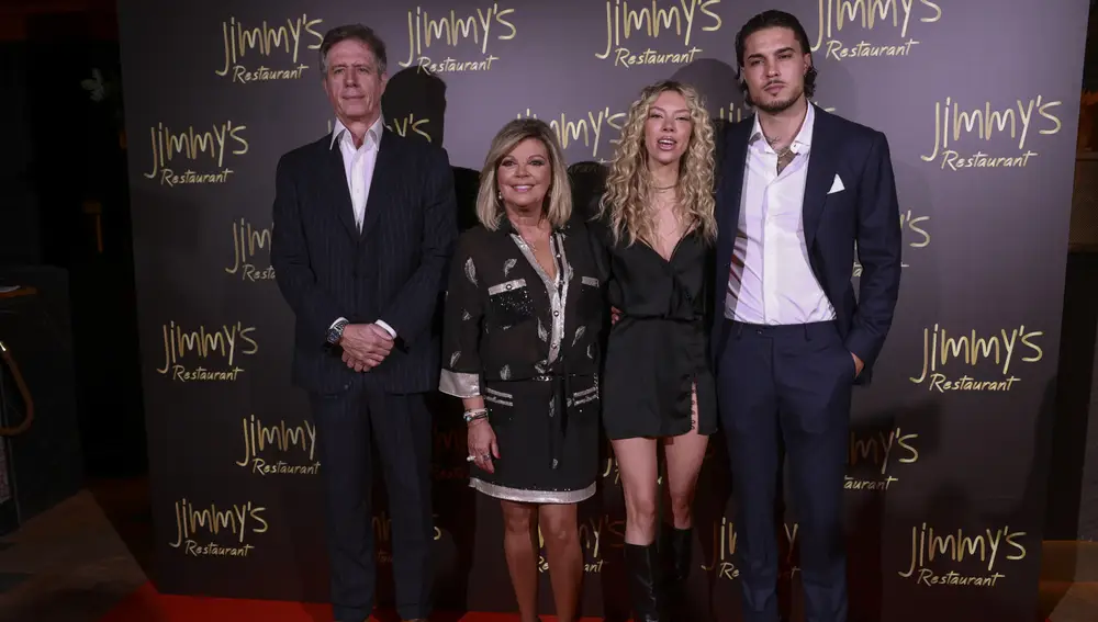 Terelu Campos y Alejandra Rubio con Carlo Costanzia padre y Carlo Costanzia Jr.