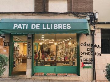 La extrema izquierda vandaliza con pintadas antisemitas una librería infantil en Sant Cugat del Vallès (Barcelona)