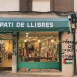 La extrema izquierda vandaliza con pintadas antisemitas una librería infantil en Sant Cugat del Vallès (Barcelona)