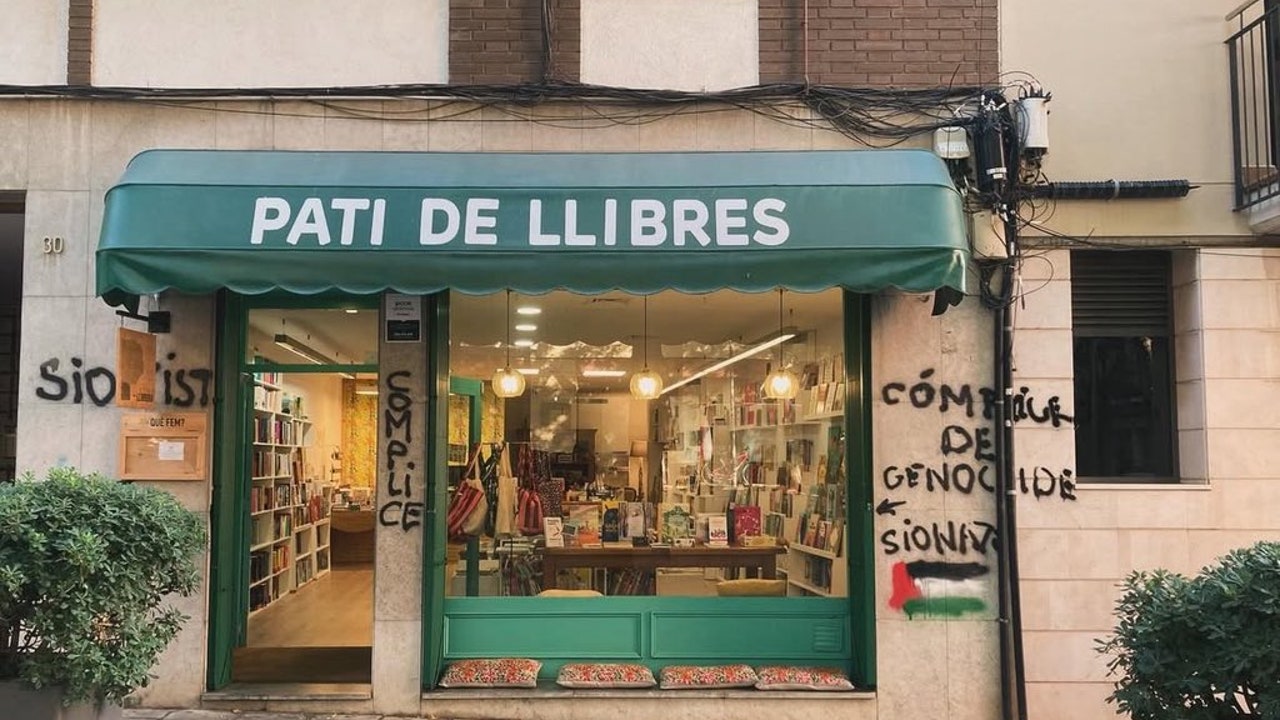 La extrema izquierda vandaliza con pintadas antisemitas una librería infantil en Sant Cugat del Vallès (Barcelona)