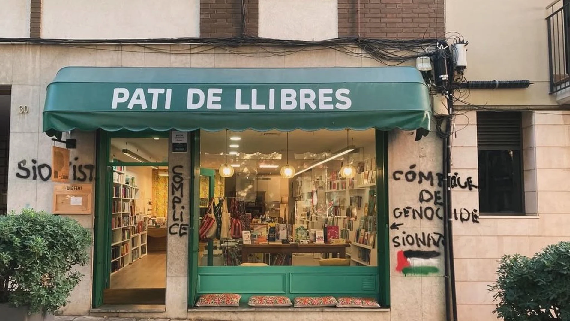 La extrema izquierda vandaliza con pintadas antisemitas una librería infantil en Sant Cugat del Vallès (Barcelona)