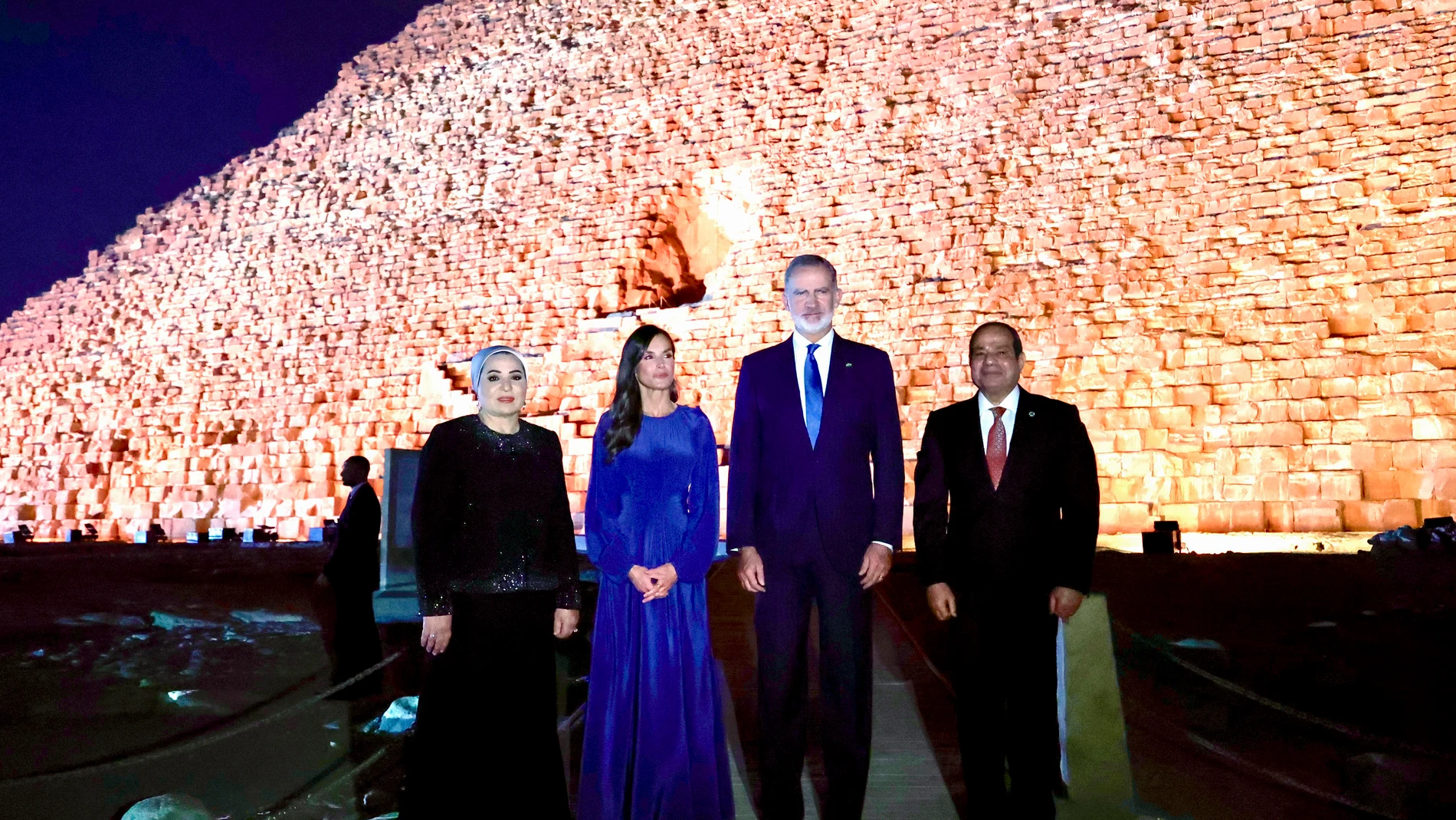 EL CAIRO (EGIPTO), 17/09/2025.- Los reyes de España han contemplado este miércoles por la noche las pirámides de Guiza -las de Keops, Kefrén y Micerinos- tras una cena privada que han mantenido con el presidente egipcio, Abdelfatah Al Sisi (d), y la primera dama, Entissar Amer (i), con ocasión de la visita de Estado que realizan al país árabe. CASA SM EL REY/Francisco Gómez SÓLO USO EDITORIAL, PERMITIDO SU USO SÓLO EN RELACIÓN A LA INFORMACIÓN QUE APARECE EN EL PIE DE FOTO (CRÉDITO OBLIGATORIO)