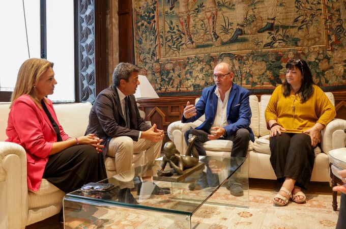 El president de la Generalitat, Carlos Mazón, junto a la vicepresidenta, Susana Camarero (i), durante la reunión llevada a cabo este miércoles con el presidente de la asociación SOS Desapareguts, Joaquín Amils (2º d). 