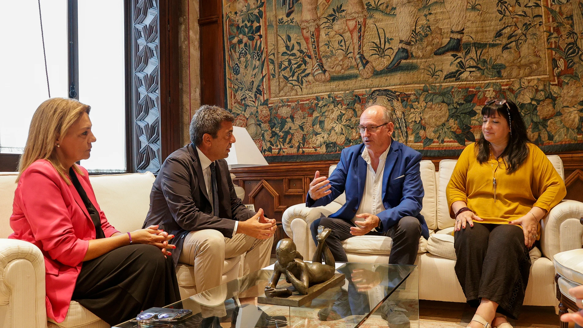 El president de la Generalitat, Carlos Mazón, junto a la vicepresidenta, Susana Camarero (i), durante la reunión llevada a cabo este miércoles con el presidente de la asociación SOS Desapareguts, Joaquín Amils (2º d).