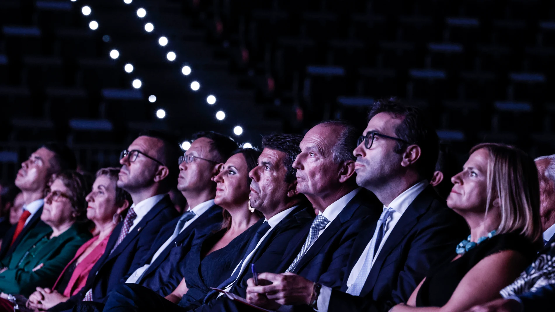 Algunos cargos institucionales en primera fila, durante la Noche de la Economía Valenciana, en el Roig Arena, a 17 de septiembre de 2025, en Valencia, Comunidad Valenciana (España). Esta cita está organizada por la Cámara de Comercio de Valencia y se hace entrega de los Premios Cámara Valencia. Durante la gala, representantes institucionales y empresariales se reúnen para poner en valor la contribución de empresas y profesionales destacados en el desarrollo económico de la región. El acto inc...