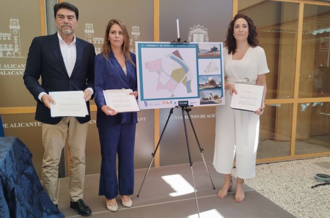 El alcalde de Alicante, Luis Barcala, en la firma del convenio con el agente urbanizador de las nuevas viviendas en La Albufereta