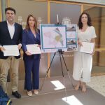 El alcalde de Alicante, Luis Barcala, en la firma del convenio con el agente urbanizador de las nuevas viviendas en La Albufereta