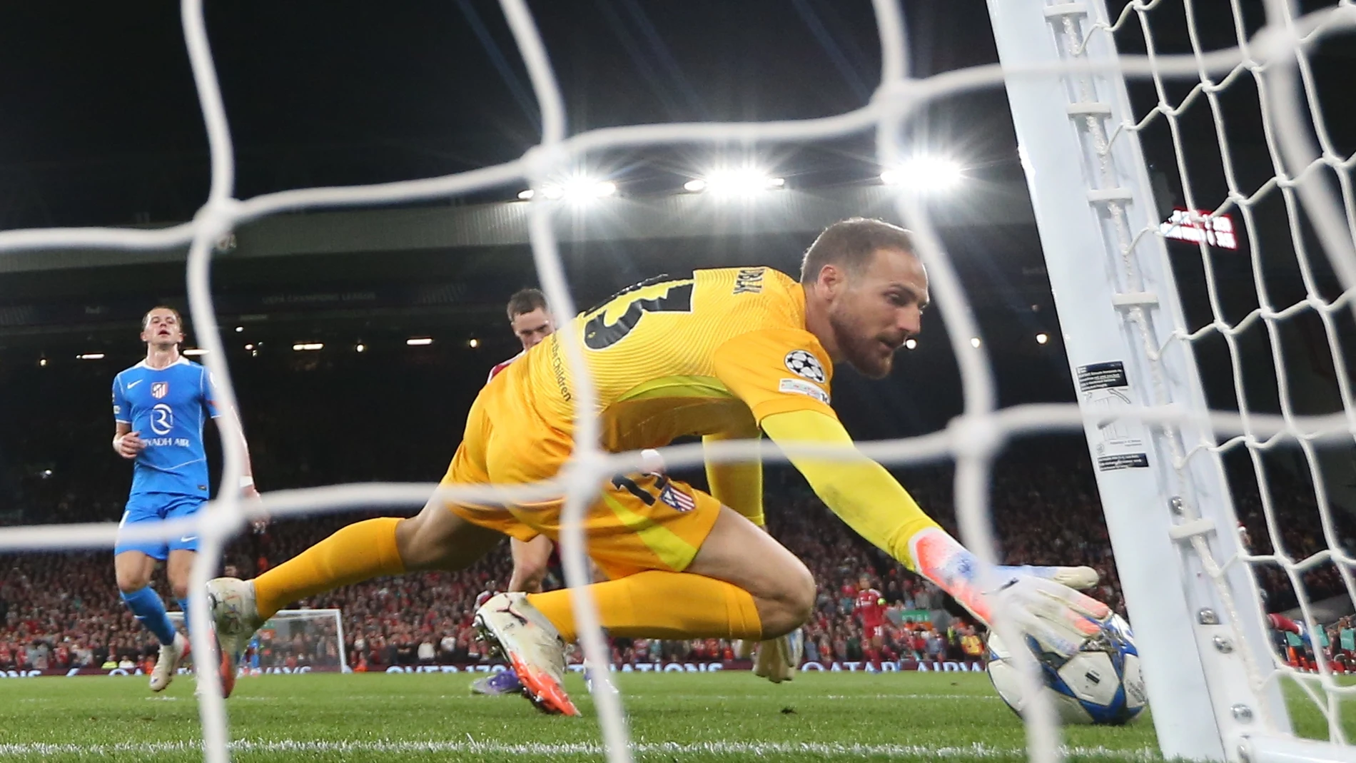 Oblak encajó tres goles en el estreno del Atlético en la Champions