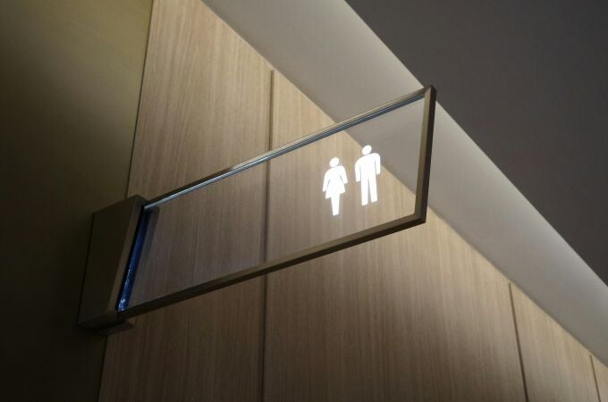 El grave error que cometemos al usar un baño público: "Puede afectar a tu suelo pélvico"