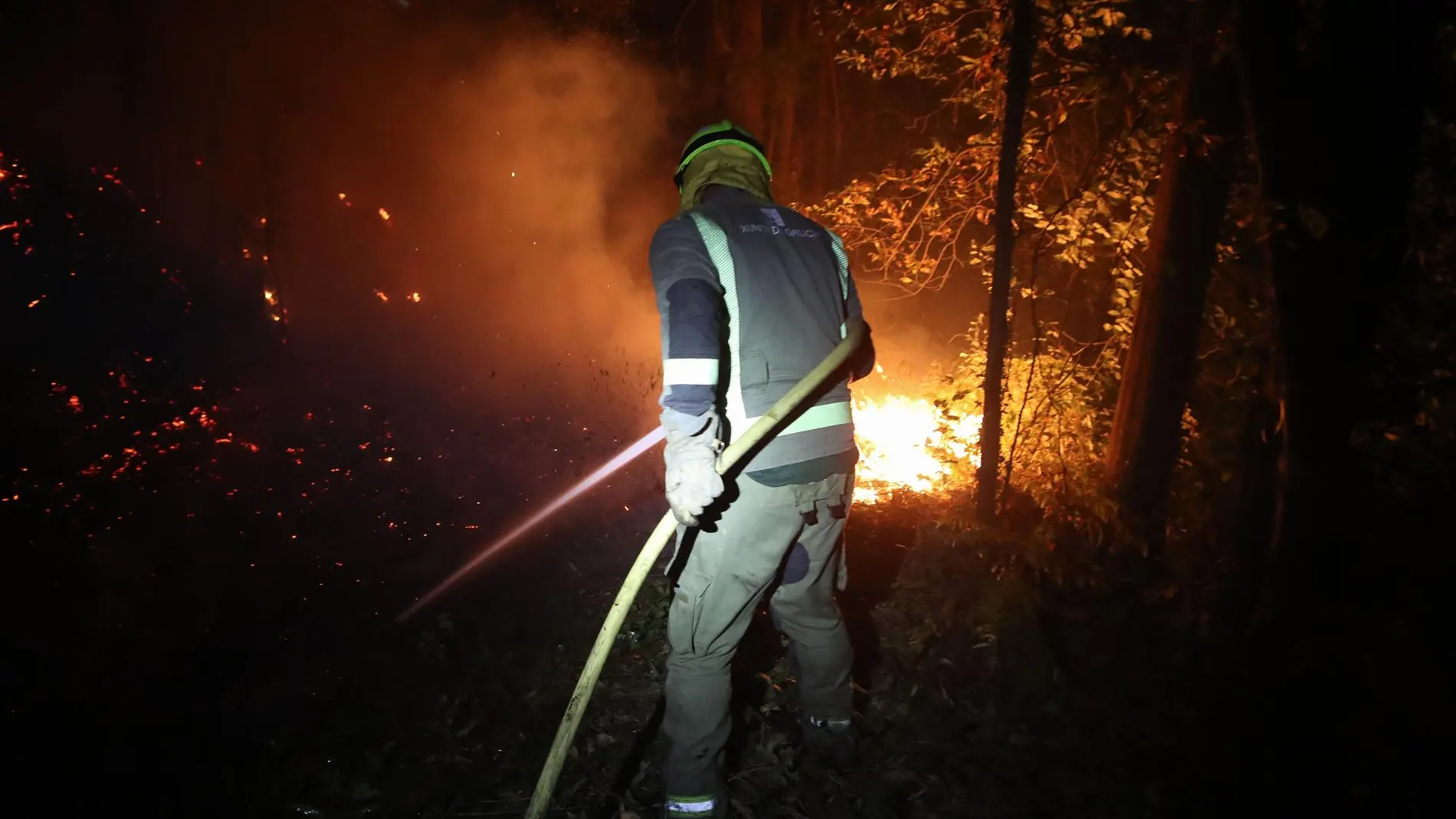 Sucesos.- Continúan ingresados en pronóstico grave los cinco brigadistas heridos en el incendio de Barreiros (Lugo)