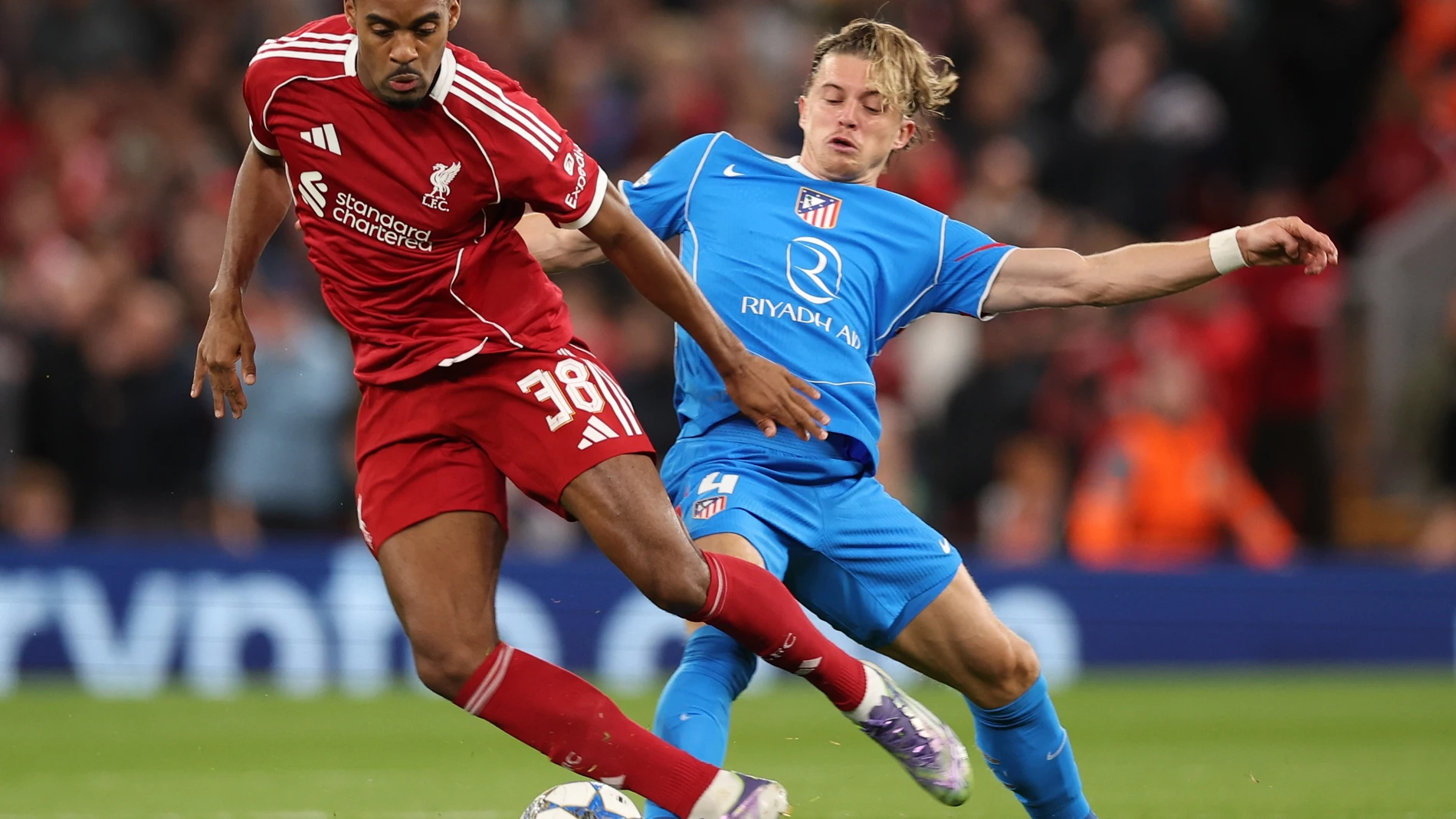 LIVERPOOL (United Kingdom), 17/09/2025.- Liverpool's Ryan Gravenberch (L) in action against Atletico Madrid's Conor Gallagher (R) during the UEFA Champions League league phase match between Liverpool and Atletico Madrid in Liverpool, Britain, 17 September 2025. (Liga de Campeones, Reino Unido) EFE/EPA/ADAM VAUGHAN