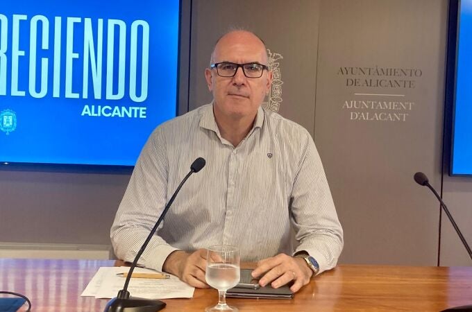 El vicealcalde de Alicante, Manuel Villar, en una comparecencia ante los medios de comunicación