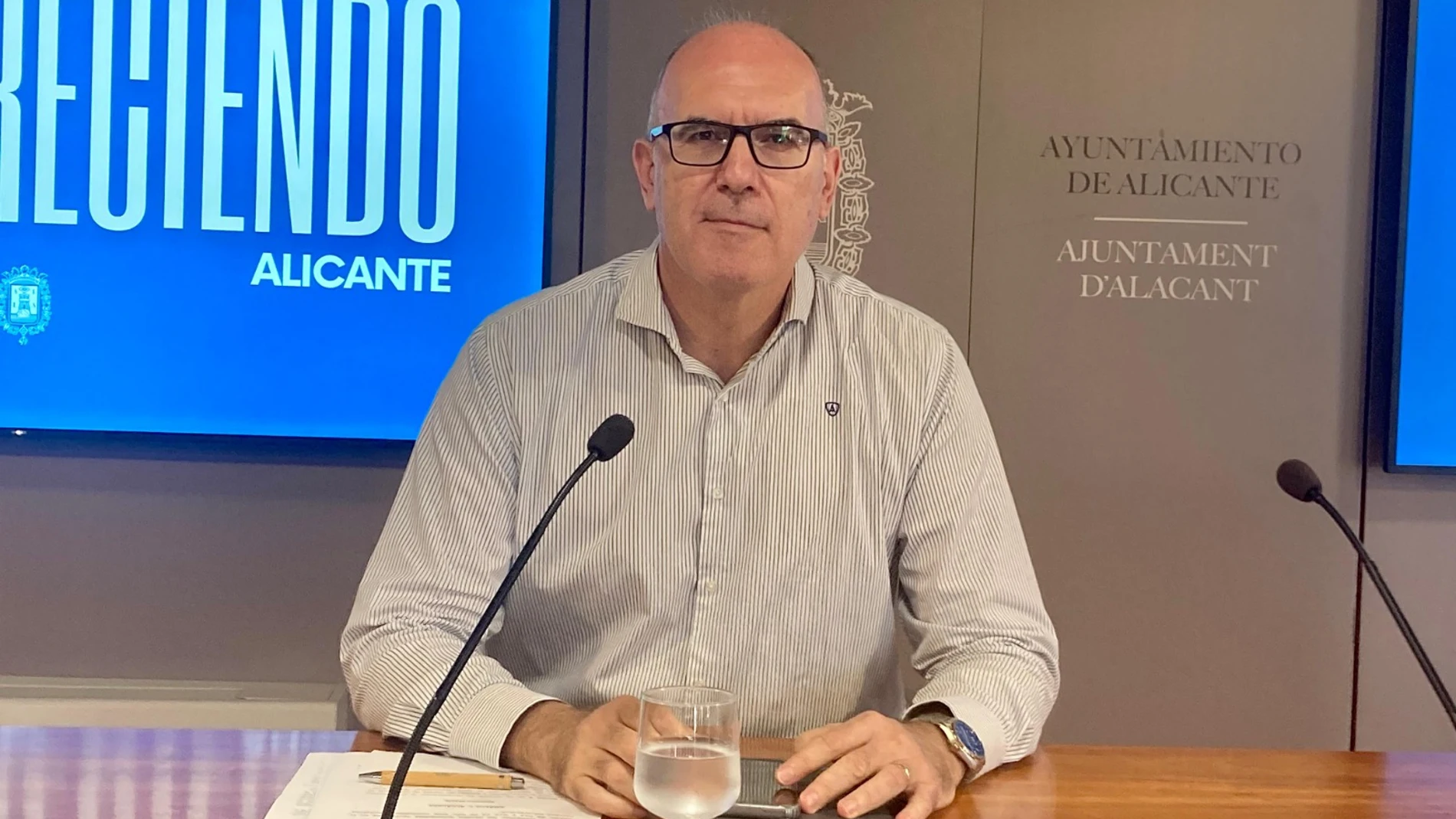 El vicealcalde de Alicante, Manuel Villar, en una comparecencia ante los medios de comunicación