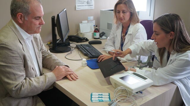 La Dra. Ciudin y Marta Comas, nutricionista, en consulta con un paciente