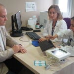 La Dra. Ciudin y Marta Comas, nutricionista, en consulta con un paciente