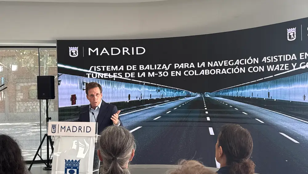 Jose Luiz Martínez Almeida durante la presentación del sistema de balizas de la M-30