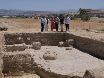 La consejera de Cultura y Deporte, Patricia del Pozo, en una visita al yacimiento de Gabia, en Las Gabias (Granada)