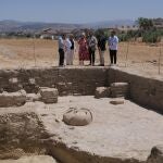 La consejera de Cultura y Deporte, Patricia del Pozo, en una visita al yacimiento de Gabia, en Las Gabias (Granada)