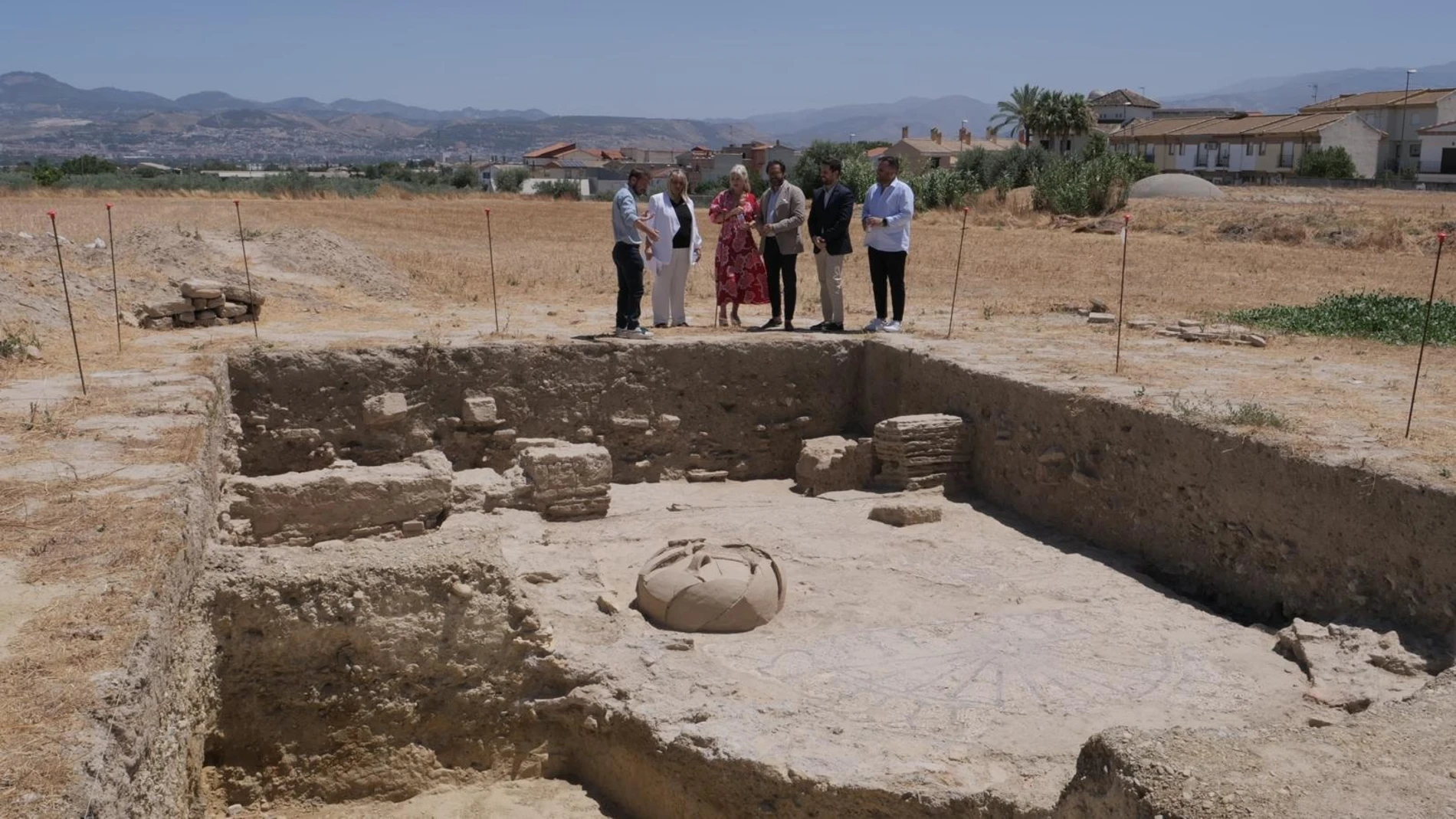 La consejera de Cultura y Deporte, Patricia del Pozo, en una visita al yacimiento de Gabia, en Las Gabias (Granada)