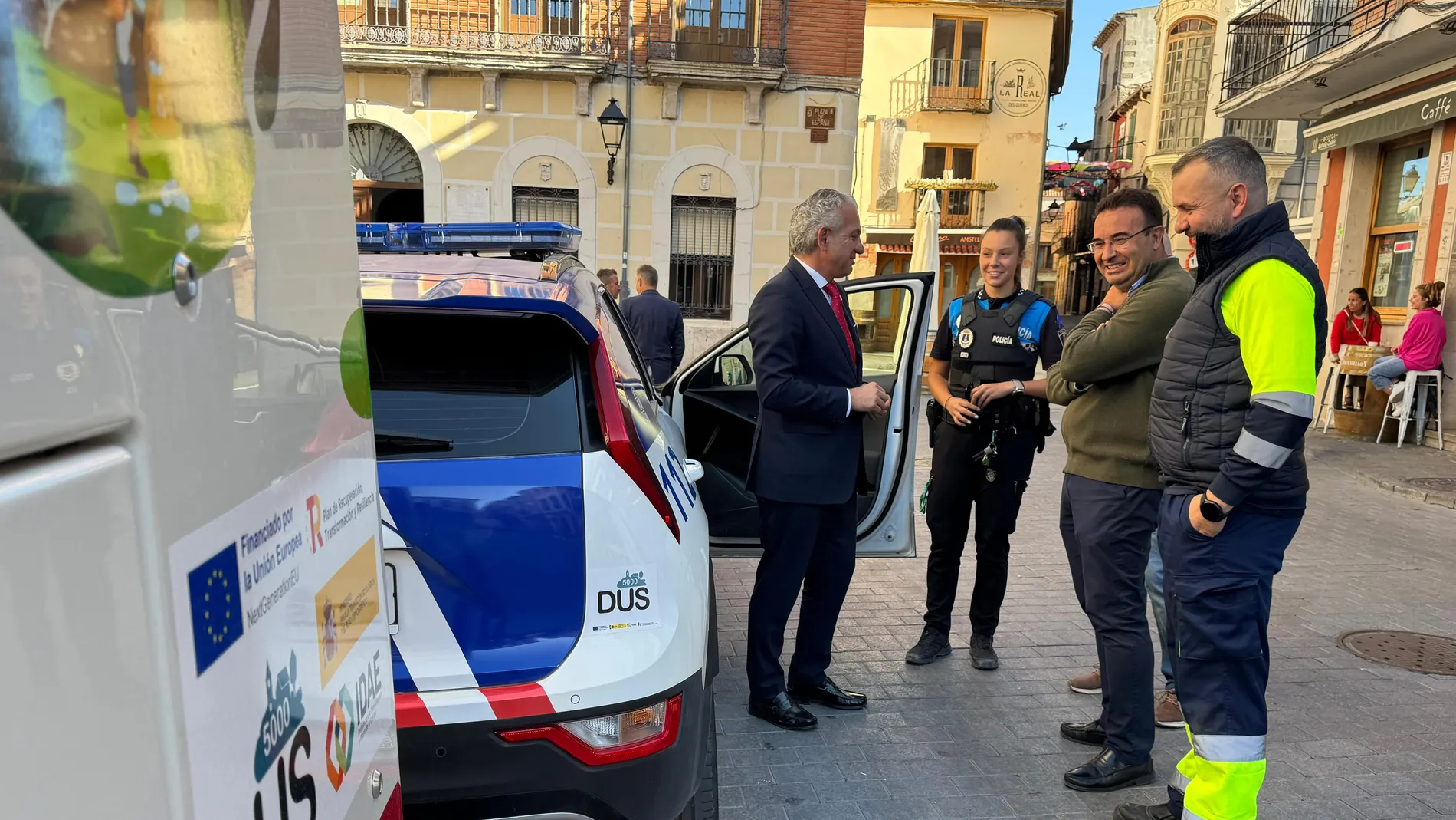 El delegado del Gobierno, Nicanor Sen, visita Peñafiel, junto a, entre otros, el alcalde, Roberto Díez
