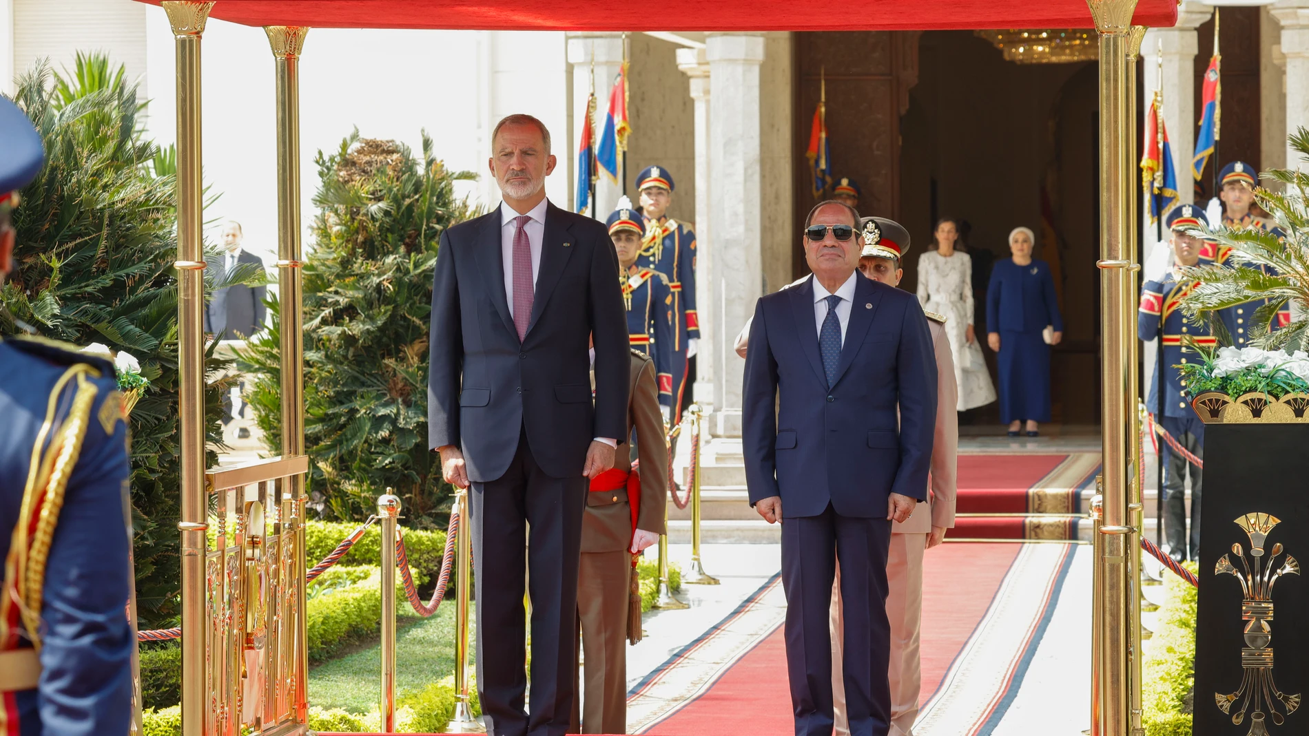 EL CAIRO, 17/09/2025.-El rey Felipe VI y el presidente de Egipto Abdelfatah Al-Sisi, acompañados de la reina Letizia y la primera dama de Egipto Entissar Amer, durante la recepción oficial a los reyes de España en su viaje de Estado a Egipto, este miércoles en el palacio de Al-Ittihadiya en El Cairo.-EFE /Jesús Briones POOL