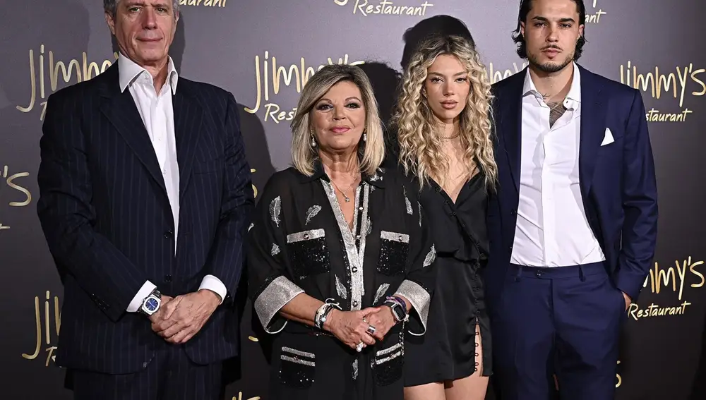 Terelu Campos posa con Carlo Costanzia padre en su fiesta de cumpleaños