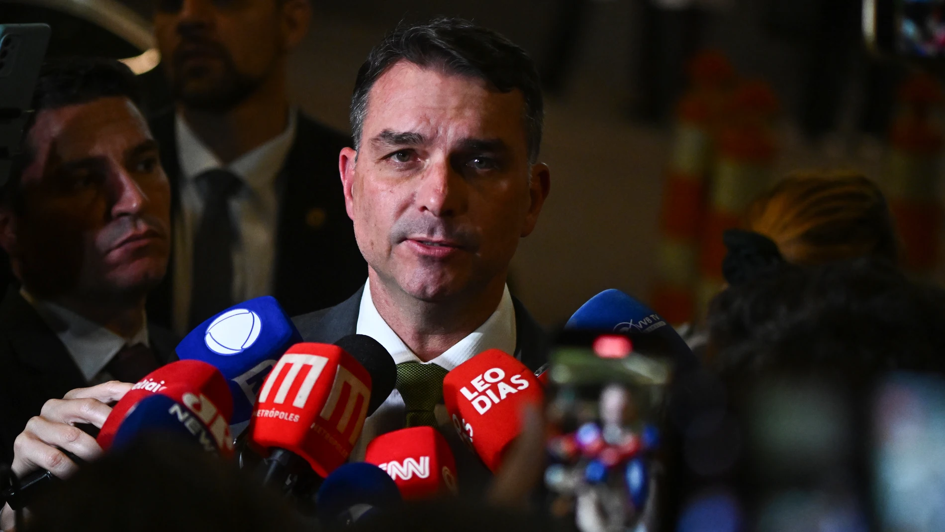 AME182. BRASILIA (BRASIL), 16/09/2025.- El senador Flavio Bolsonaro habla con periodistas este martes, frente al hospital DF Star en Brasilia (Brasil). El expresidente de Brasil Jair Bolsonaro permanecerá en observación médica tras haber manifestado una crisis de hipo y vómitos, según confirmó su hijo, Flávio Bolsonaro. EFE/ Andre Borges