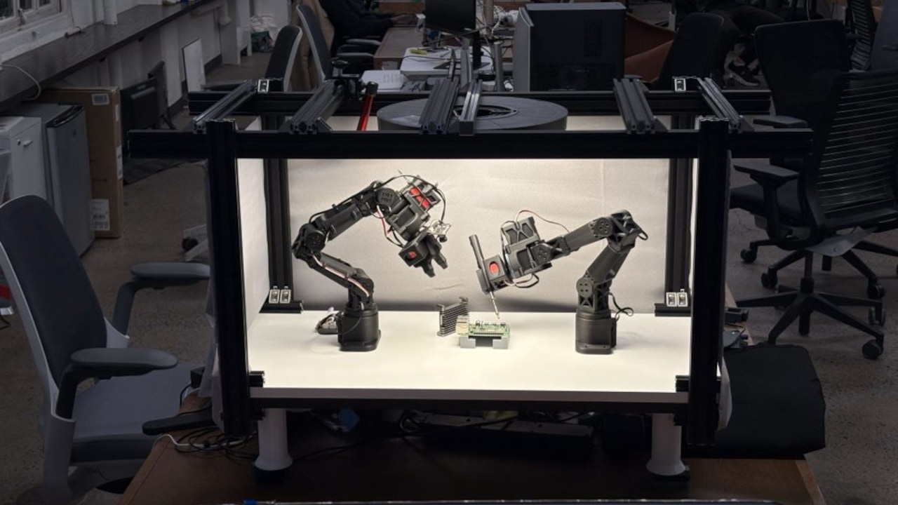 El fin de las grandes fábricas: así es la robótica en miniatura que aprende de los humanos y ensambla de todo
