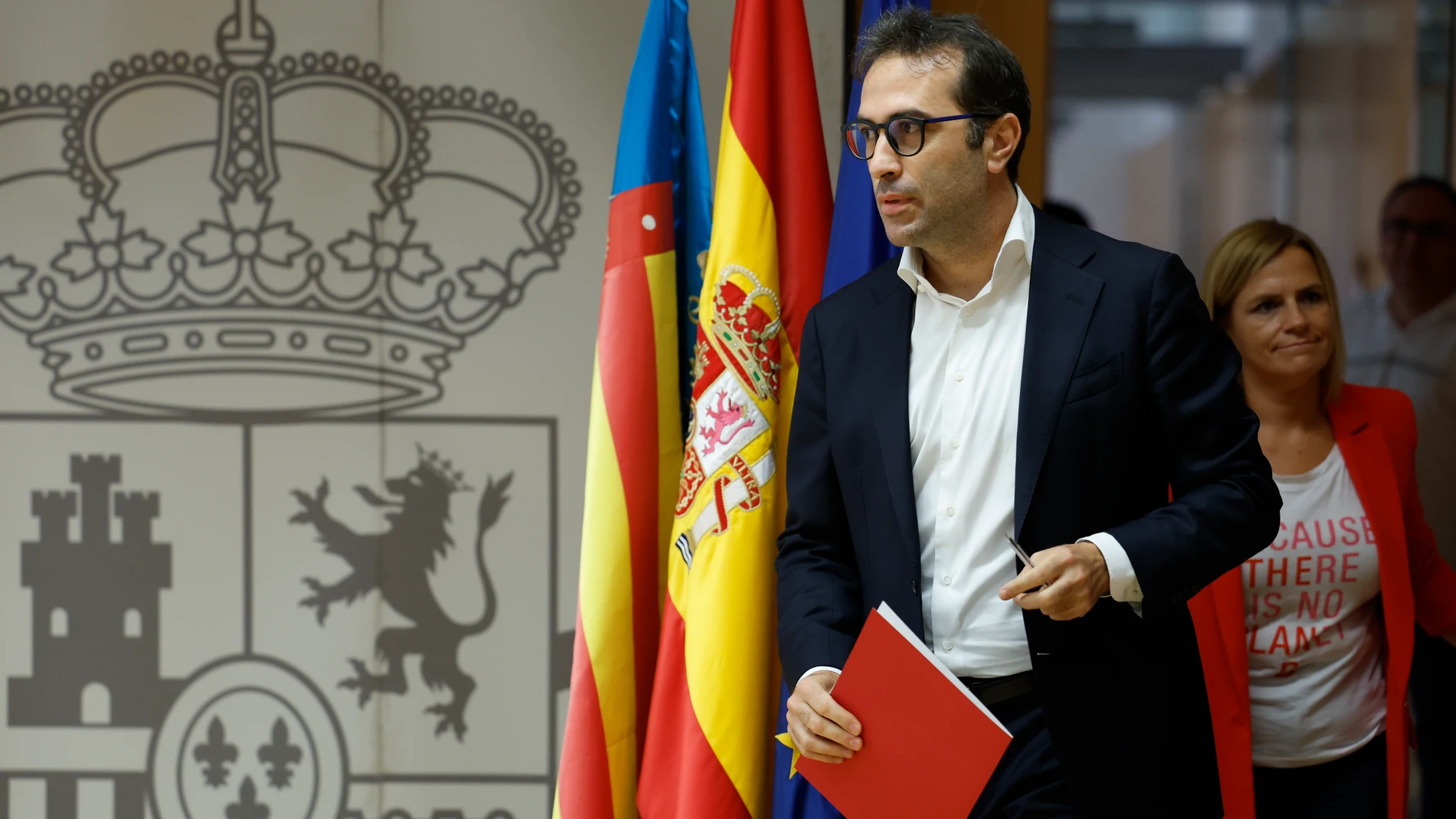 GRAFCVA9307. VALENCIA, 17/09/2025.- El ministro de Economía, Comercio y Empresa, Carlos Cuerpo, junto a la delegada del Gobierno, Pilar Bernabé, a su llegada a la rueda de prensa ofrecida tras la Conferencia Sectorial de Comercio (Consejo Interterritorial de Internacionalización) para analizar con las Comunidades Autónomas la situación del comercio internacional tras la declaración conjunta del mes pasado y el acuerdo arancelario entre la UE y EEUU. EFE/Ana Escobar
