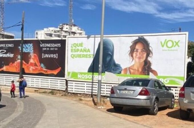 Polémica por una valla publicitaria de Vox con tintes racistas en un pueblo de Ibiza: "Es parecido a la propaganda nazi"