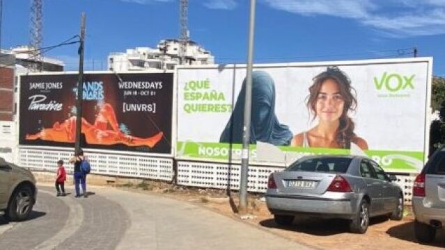 Polémica por una valla publicitaria de Vox con tintes racistas en un pueblo de Ibiza: "Es parecido a la propaganda nazi"