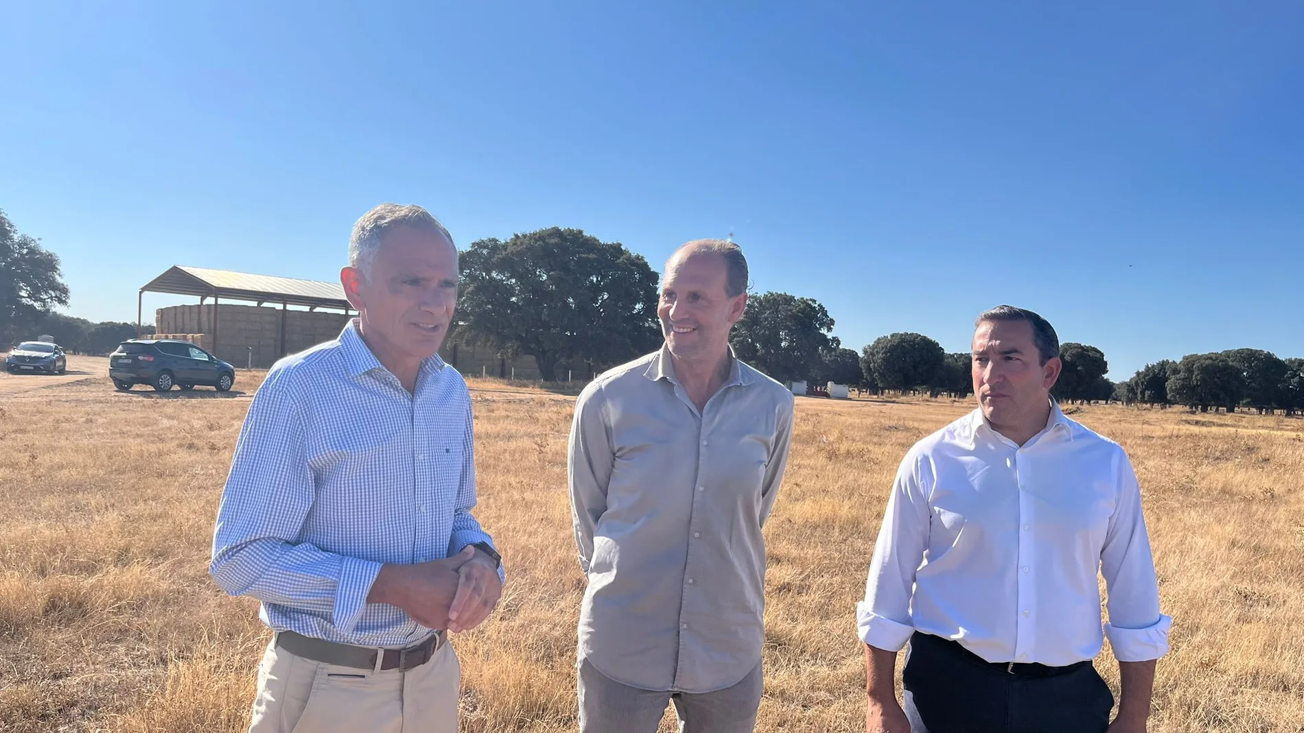 El director general de Producción Agrícola y Ganadera, Rubén Serrano, visita una finca ubicada en la localidad salmantina de Carrascal de Barregas.
