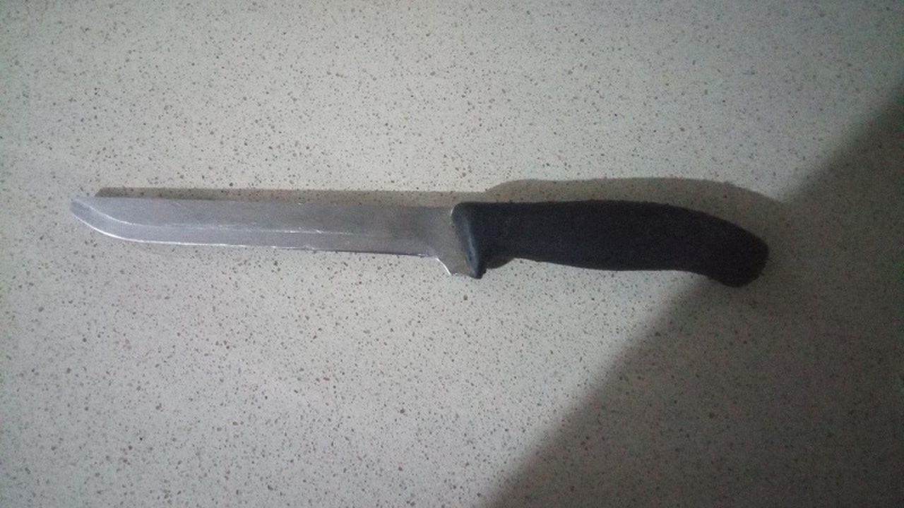 Discuten por un patinete en Vigo y amaga con clavarle un cuchillo a su pareja en presencia de la madre
