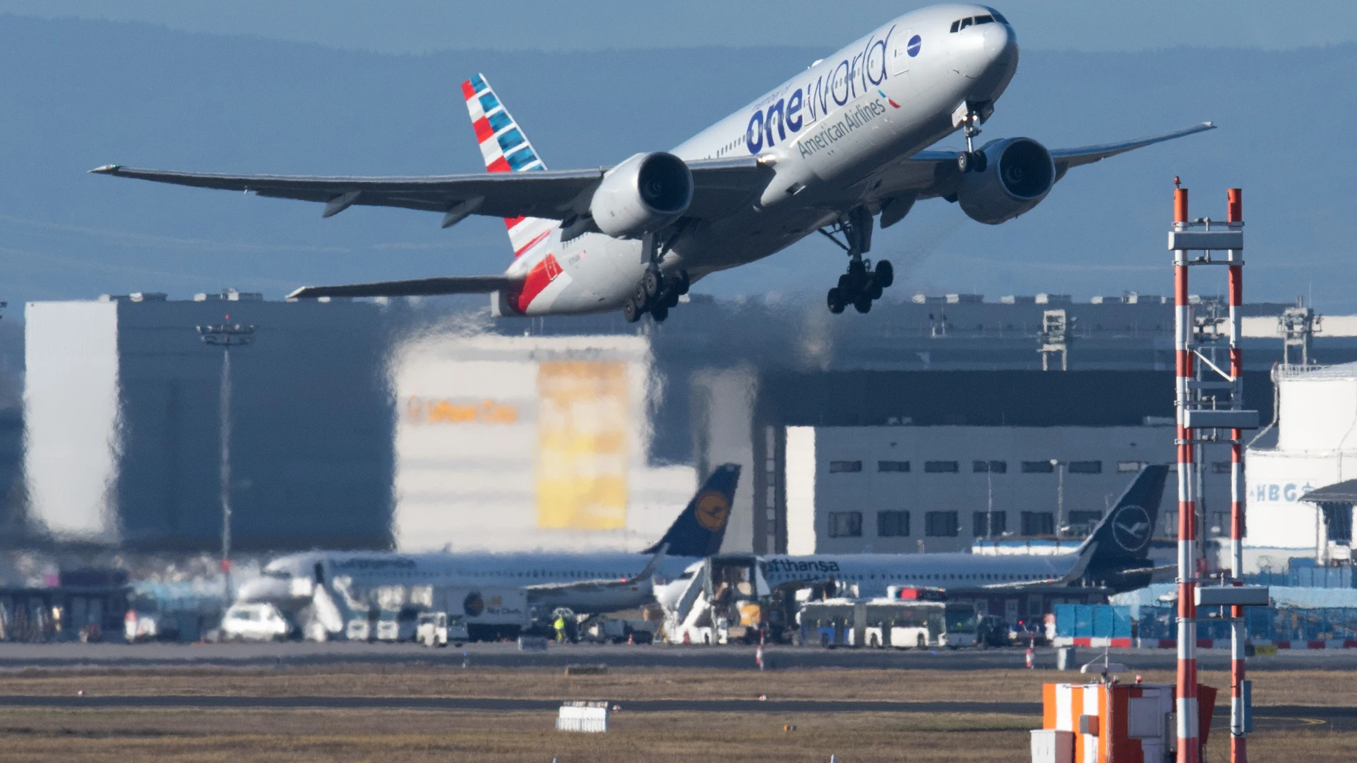 (Foto de ARCHIVO) FILED - 20 December 2021, Frankfurt_Main: A US American Airlines passenger plane takes off from Frankfurt Airport. Photo: Boris Roessler/dpa 20/12/2021 ONLY FOR USE IN SPAIN