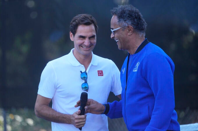 Roger Federer, con Yannick Noah, el capitán de Europa