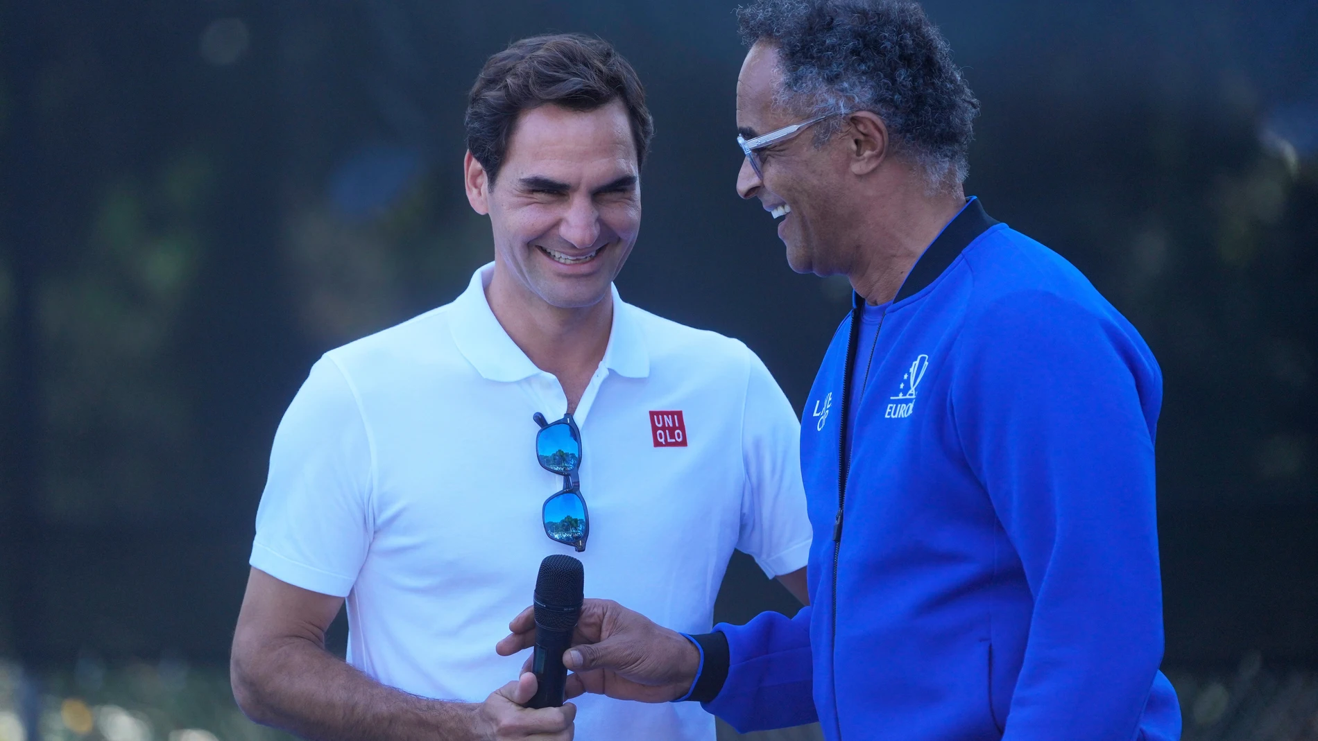 Roger Federer, con Yannick Noah, el capitán de Europa