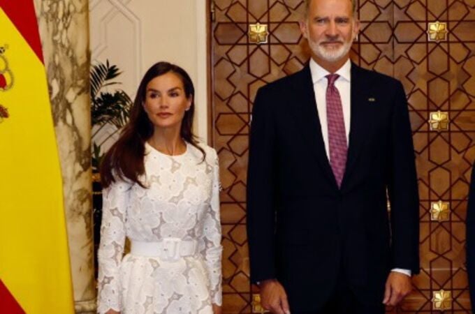La Reina Letizia, majestuosa, estrena un delicado vestido blanco bordado con vuelo en El Cairo