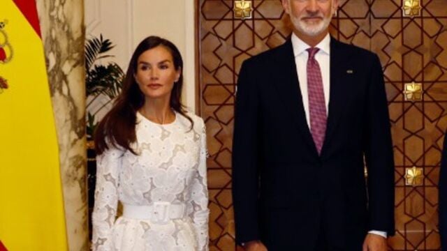 La Reina Letizia, majestuosa, estrena un delicado vestido blanco bordado con vuelo en El Cairo