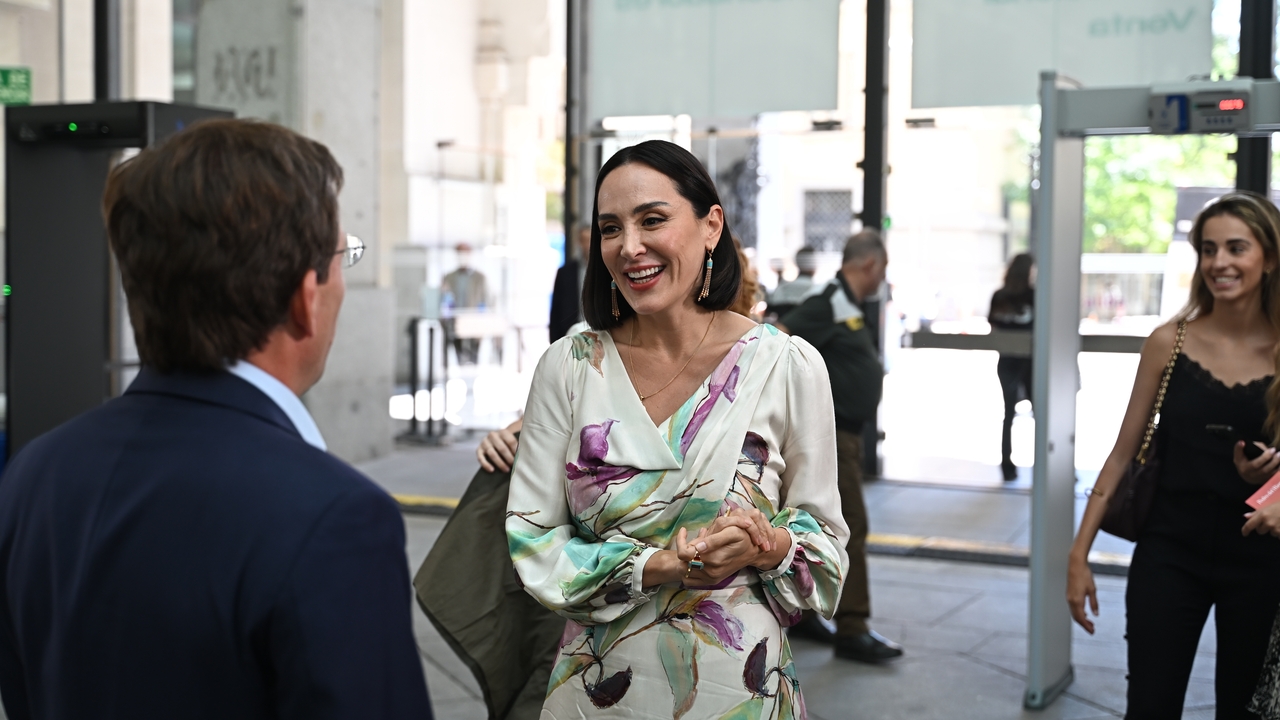 El giro de estilo de Tamara Falcó: nuevo tono de melena y un vestido floral que conquista el front row de Pedro del Hierro