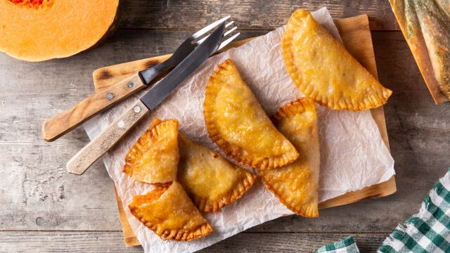 Ni papel vegetal ni silicona: el truco para que las empanadillas no se peguen a la bandeja del horno
