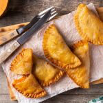 Ni papel vegetal ni silicona: el truco para que las empanadillas no se peguen a la bandeja del horno