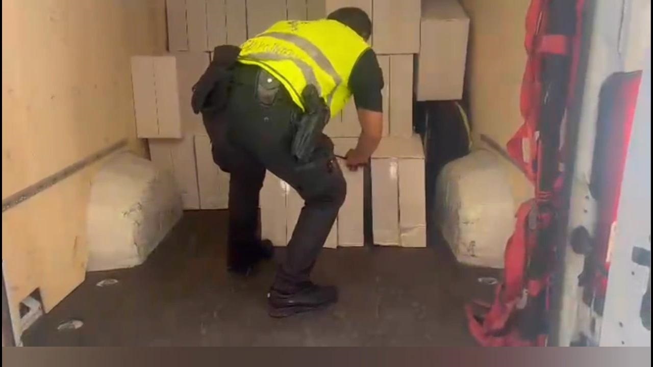 La Guardia Civil intercepta una furgoneta con 70.000 cajetillas de tabaco de contrabando en Arén (Huesca)
