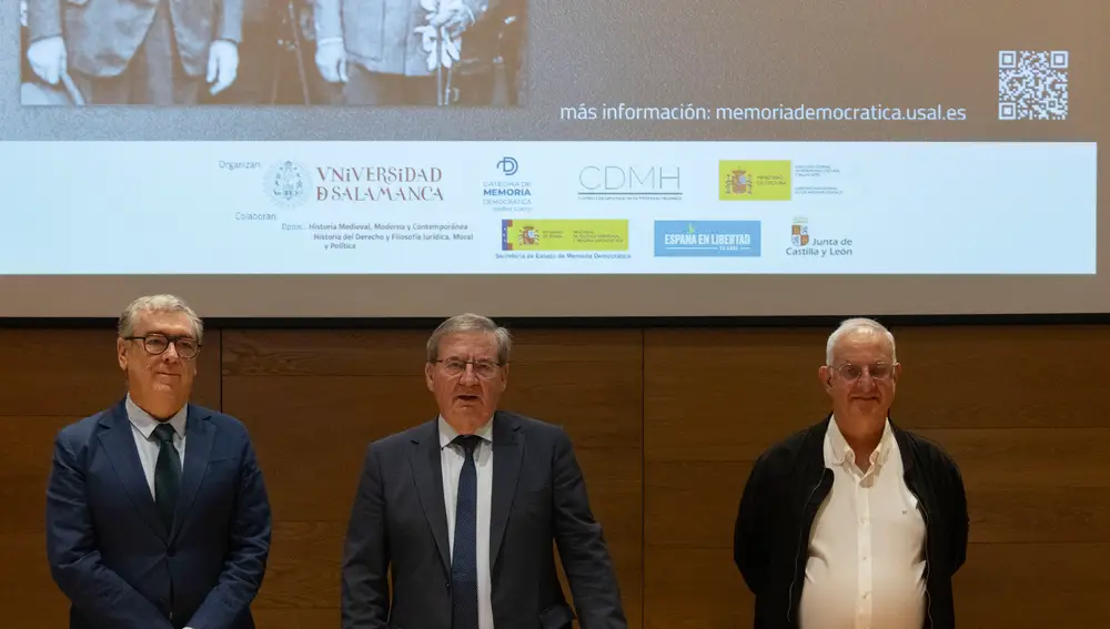 El secretario de Estado de Memoria Democrática, Fernando Martínez, ayer en Salamanca con ponentes del congreso sobre Franco