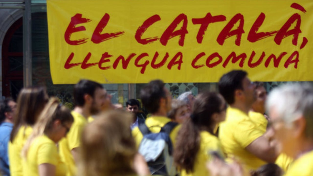 Vídeo: la nueva campaña del independentismo radical para grabar y denunciar a los comercios que atiendan en castellano