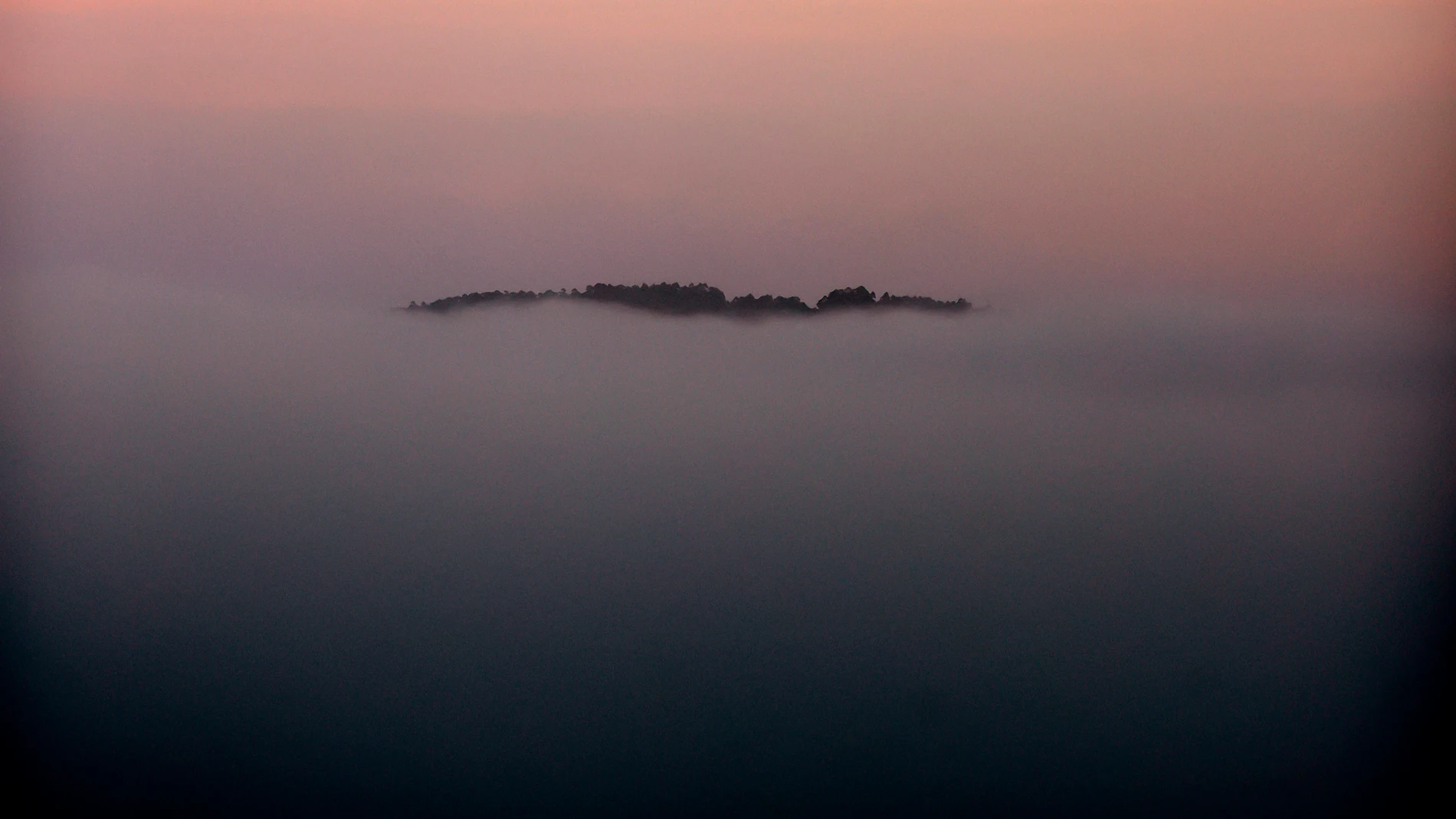 PONTEDEUME (A CORUÑA) 18/09/2025.- La niebla cubre este jueves la ría de Ares dejando ver solo la cima del monte Breamo, en una jornada de estabilidad meteorológica generalizada en España donde se prevén ascensos generalizados en las temperaturas, que contarán con máximas en la mitad sudoeste peninsular. EFE/Cabalar