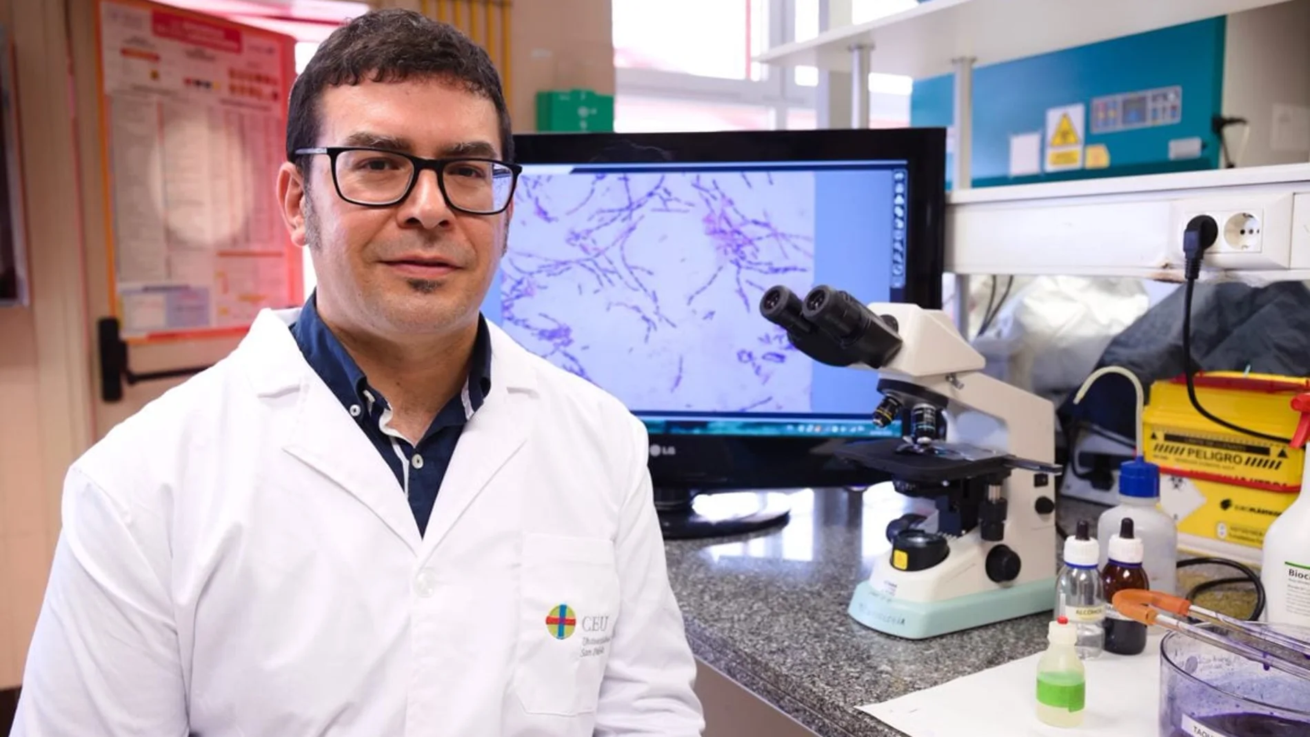El doctor Estanislao Nistal, en su laboratorio de microbiología en la Facultad de Farmacia