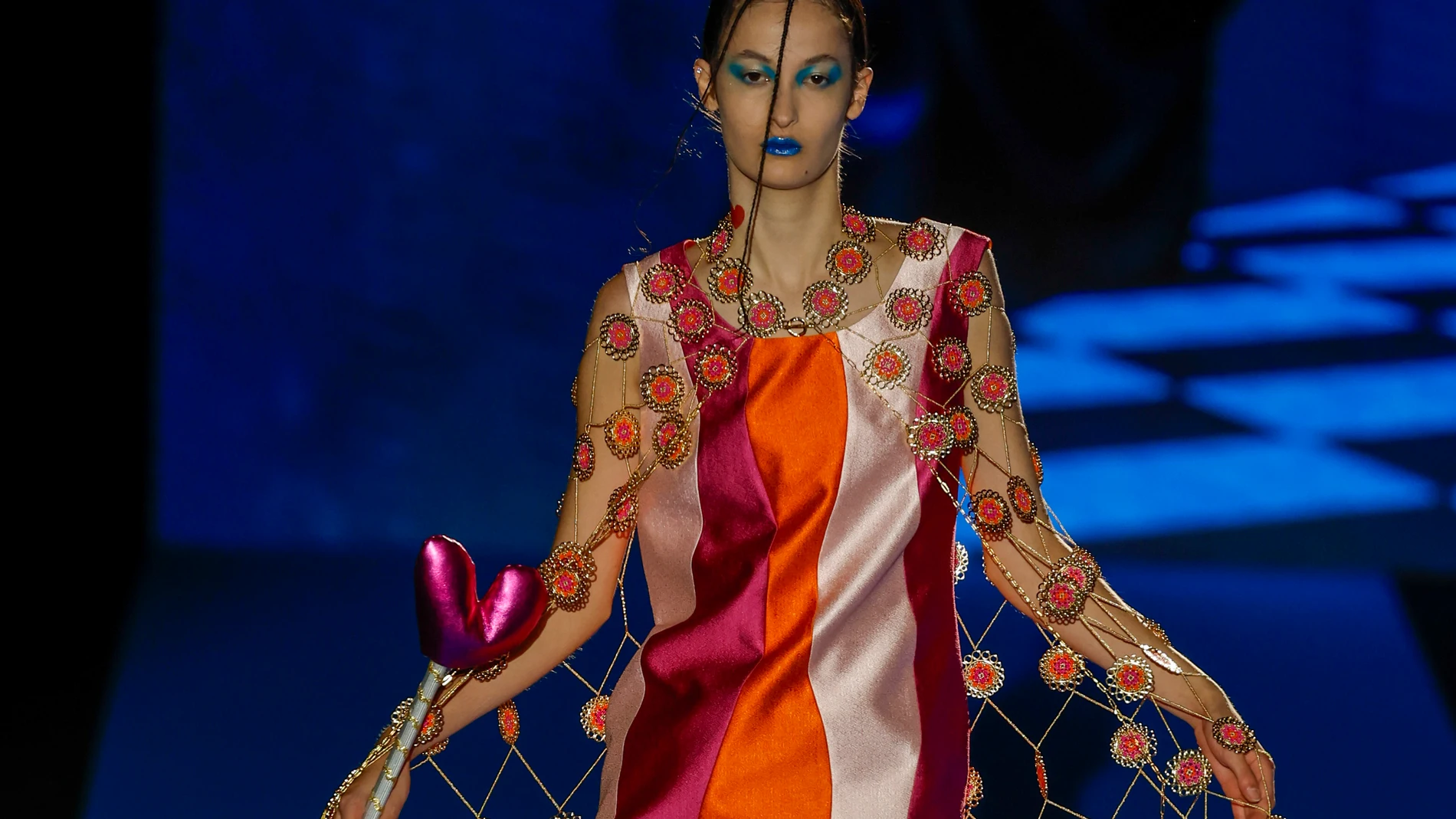 MADRID, 18/09/2025.- Una modelo muestra una creación de la diseñadora Ágatha Ruiz de la Prada durante la presentación de su colección este jueves en el marco de la Semana de la Moda Mercedes Benz Fashion Week Madrid en Ifema.EFE/ J.J. Guillén